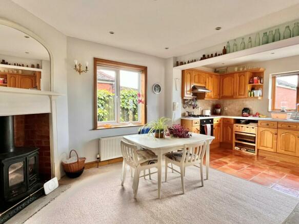 KITCHEN/DINING ROOM