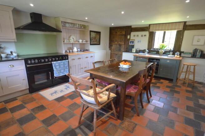 KITCHEN 1.JPG
