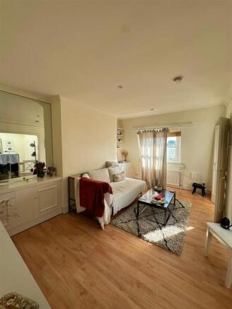 Living room (2).jpg