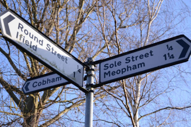 street sign round street