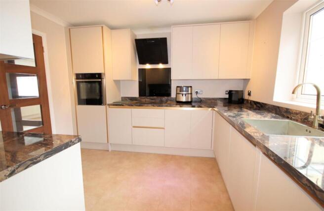 Fitted Kitchen/Breakfast Room