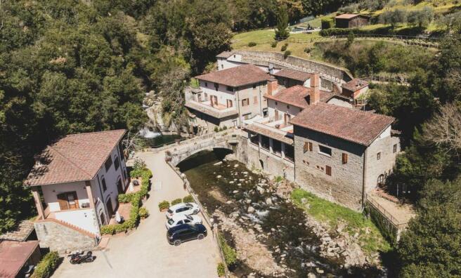 24 bedroom villa for sale in Tuscany Arezzo Loro Ciuffenna Italy