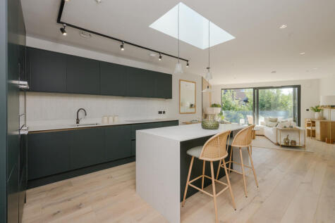 Priests Bridge, London, SW14 8