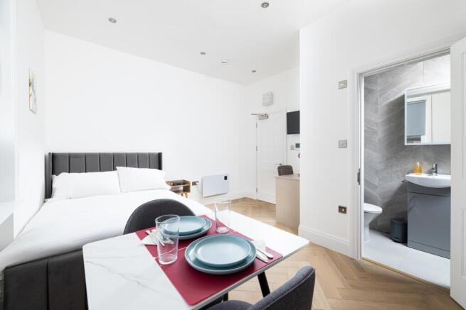 This stylish double bedroom offers a comfortabl...