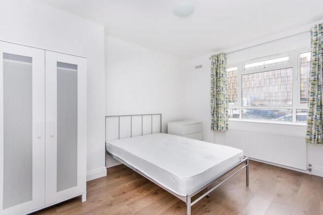 Bright and clean double bedroom featuring a stu...