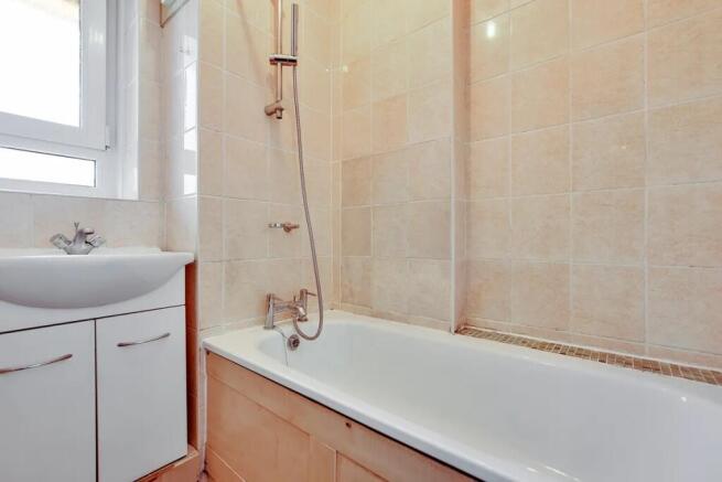 Bright and clean bathroom suite featuring a ful...