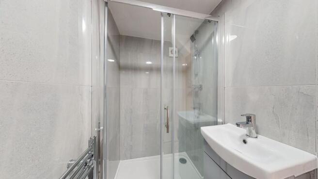 Modern and clean bathroom with a spacious walk-...