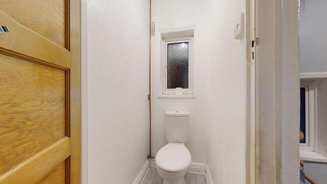 Neat and simple WC with a modern close-coupled ...