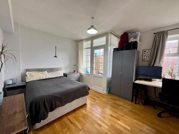 Bright, neatly presented double bedroom with a ...