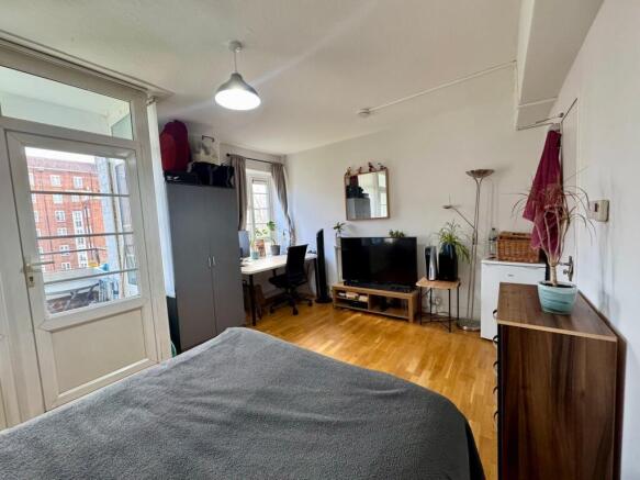 Bright, well¿appointed double bedroom with wood...