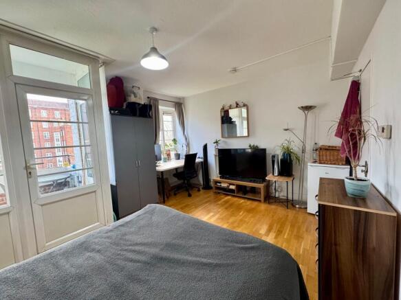 Bright, well-furnished double bedroom with a co...