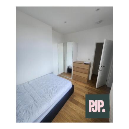 A bright and tidy double bedroom with modern fu...