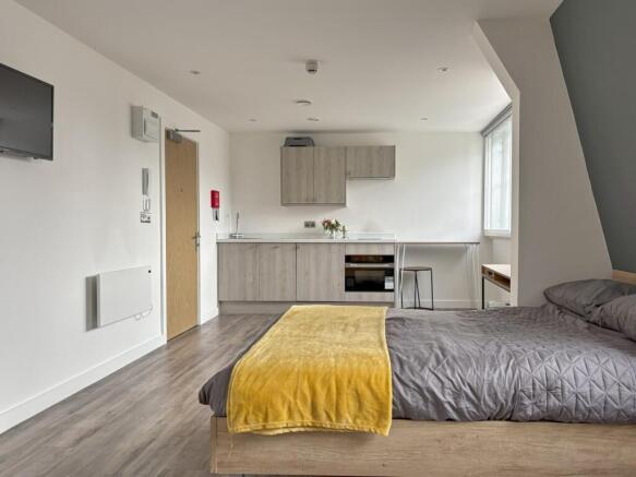A spacious and modern large double bedroom feat...
