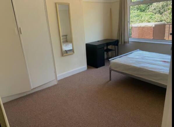 A spacious and bright double bedroom with good ...