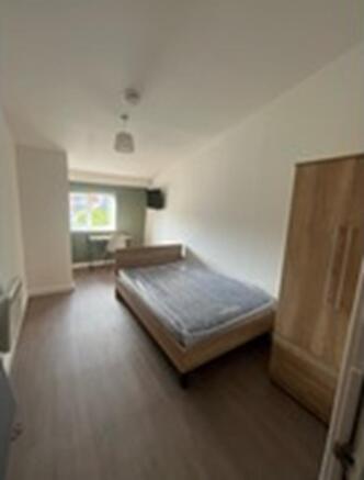A bright and spacious double bedroom perfect fo...