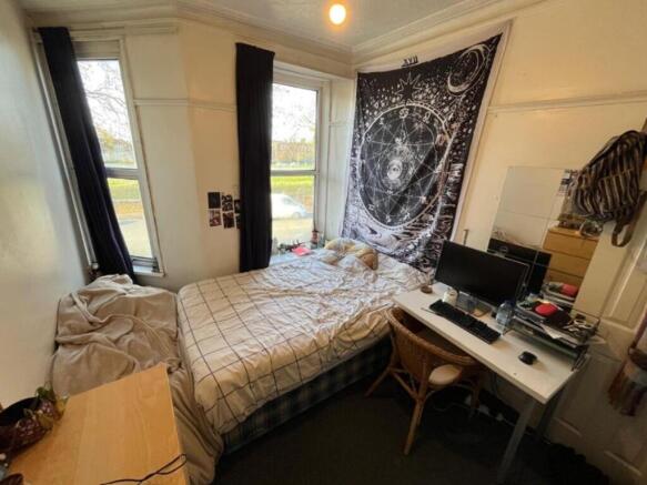 A cozy double bedroom with good natural light, ...