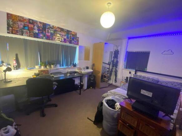 A cozy and inviting double bedroom with good li...
