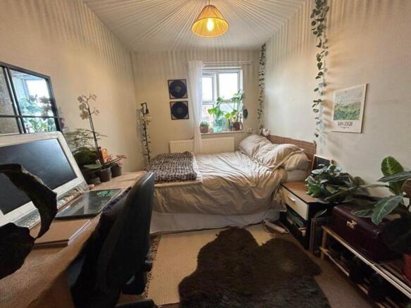 A cozy and inviting double bedroom with good na...