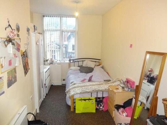 A cozy double bedroom with good natural light, ...