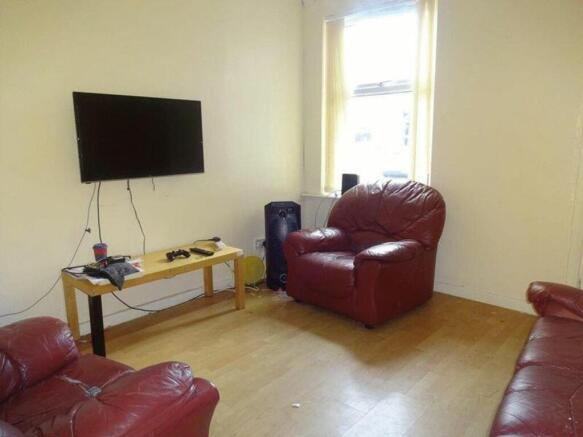 A cozy living room with ample seating and good ...
