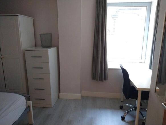 This inviting double bedroom features ample nat...