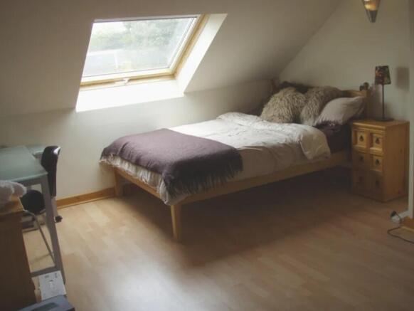 A cozy double bedroom featuring a comfortable b...