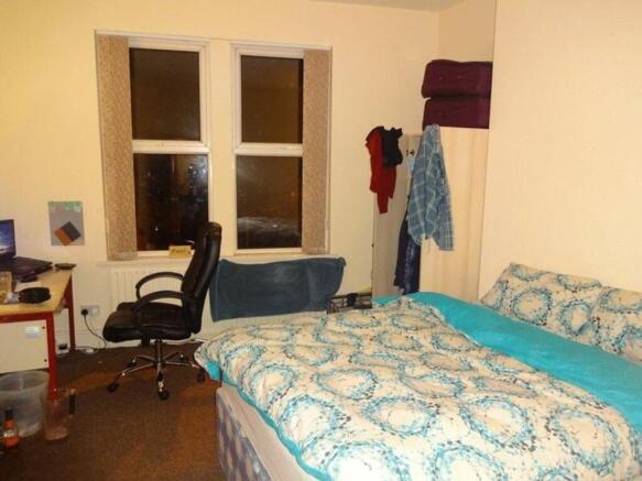 A cozy double bedroom featuring a comfortable b...