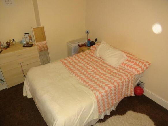 A cozy double bedroom featuring a comfortable b...