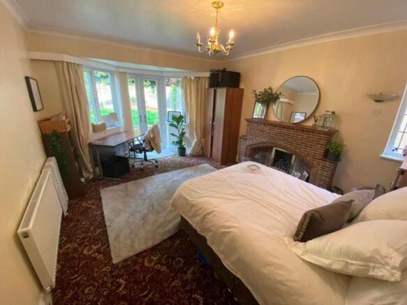 A spacious and well-lit large double bedroom fe...