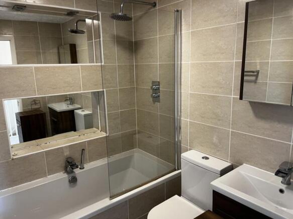 This modern bathroom suite features a sleek des...