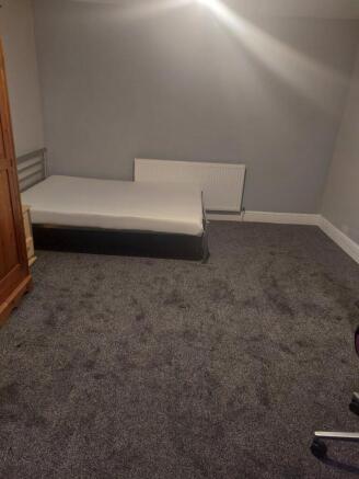A cozy double bedroom featuring a spacious layo...
