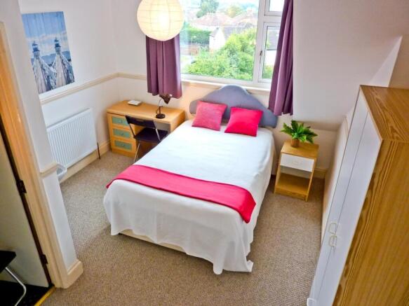 This charming double bedroom features a comfort...