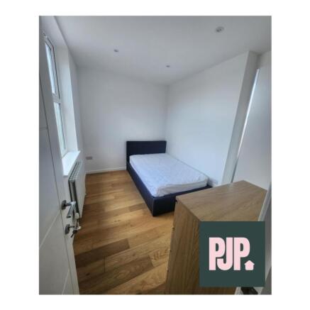 Bright and spacious double bedroom featuring el...