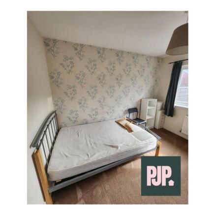 This inviting double bedroom features a spaciou...