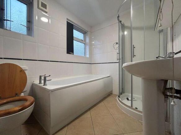 A spacious and well-maintained large bathroom f...