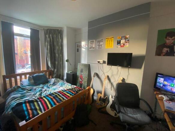 A bright and inviting double bedroom with good ...