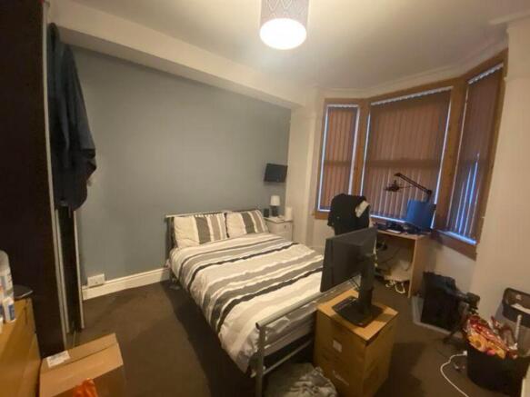 A cozy double bedroom featuring a comfortable b...