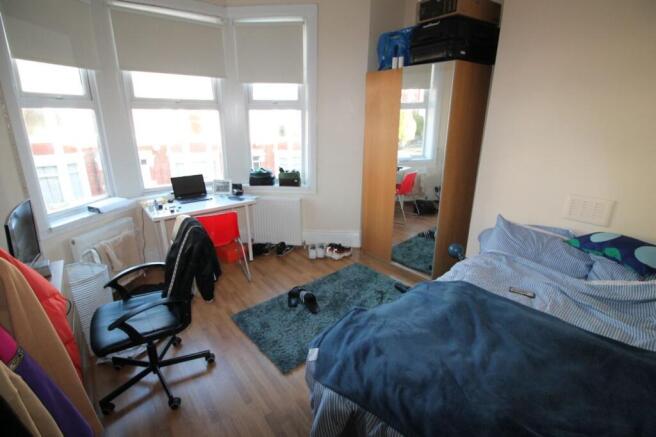 This inviting double bedroom features ample nat...