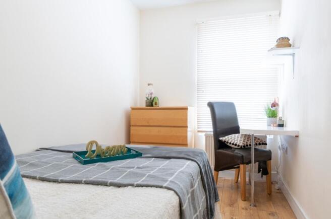 A cozy double bedroom featuring a comfortable b...