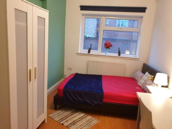 This inviting double bedroom features ample nat...