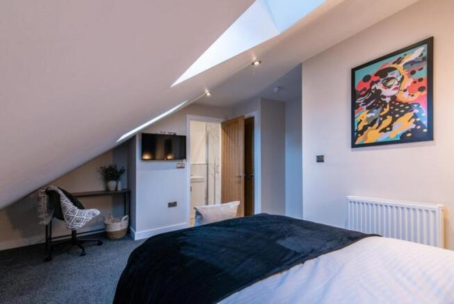 This beautifully designed double bedroom featur...