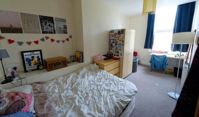 A cozy double bedroom featuring a comfortable b...