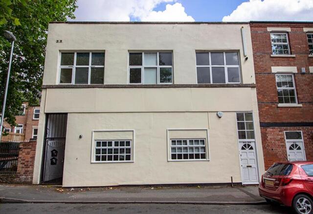 Charming front view of a well-maintained proper...