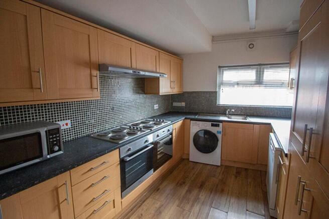 This well-equipped kitchen features modern appl...