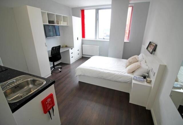 This inviting double bedroom features ample nat...