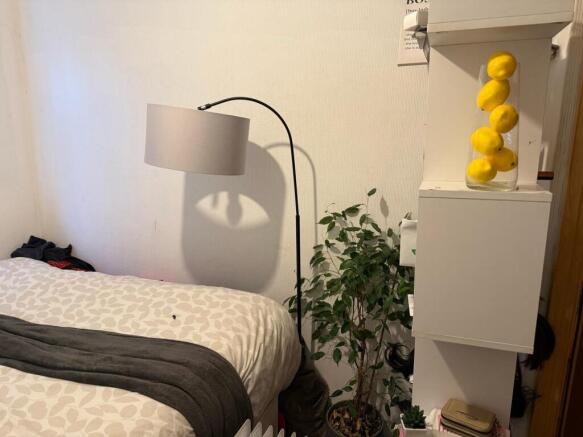 A cozy double bedroom featuring a comfortable b...