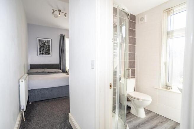 This beautifully designed double bedroom featur...