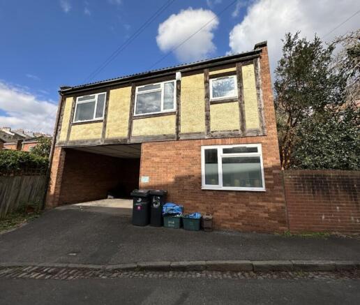 Charming front view of a well-maintained proper...