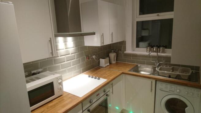 This well-designed kitchen features modern appl...