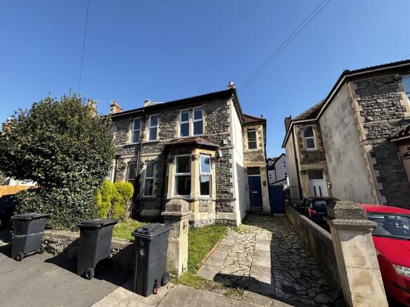 Charming front view of a well-maintained proper...